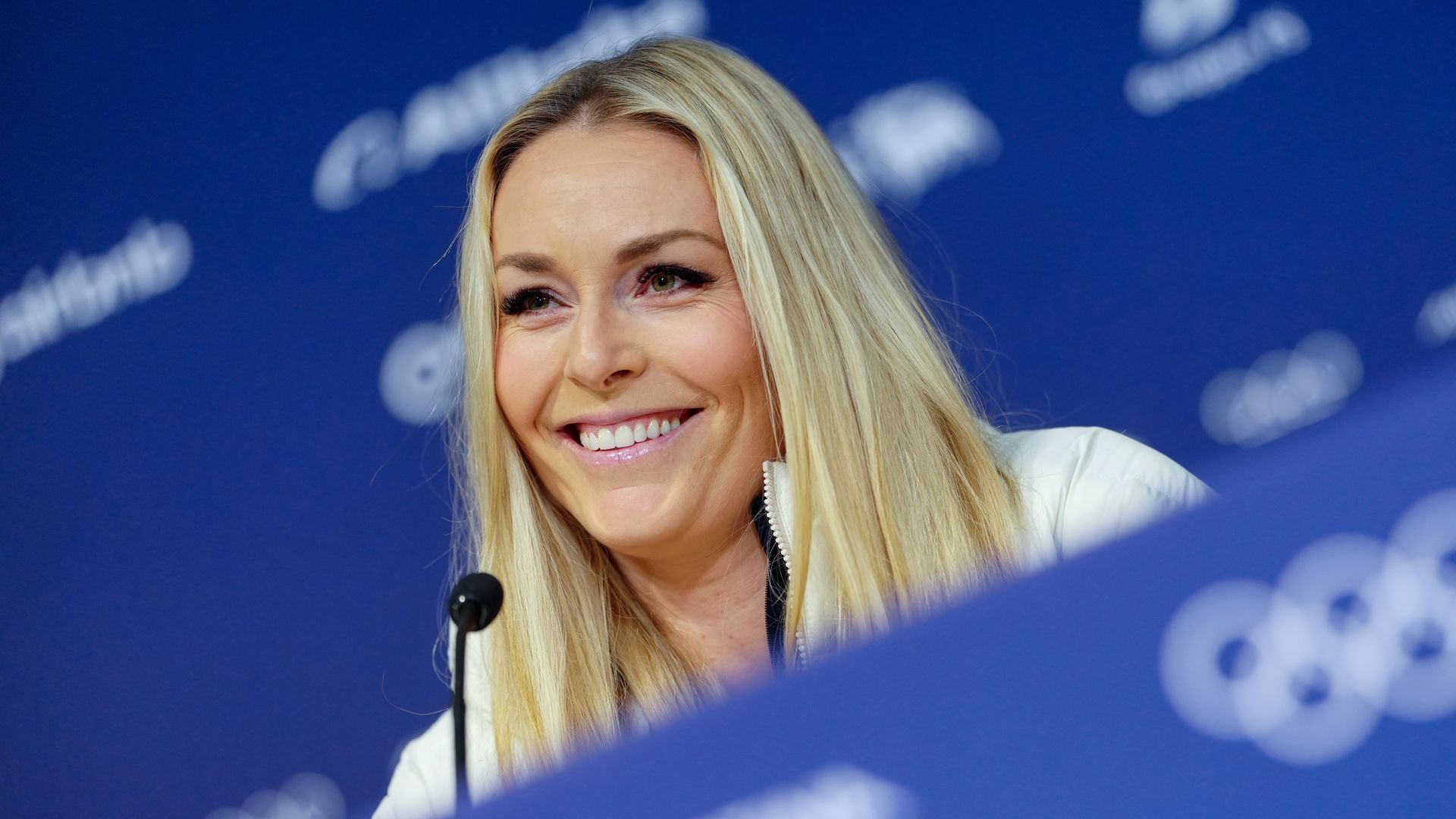 Operan a la esquiadora Lindsey Vonn tras ser evacuada en helicóptero tras lesionarse en plena competición en los Juegos Olímpicos