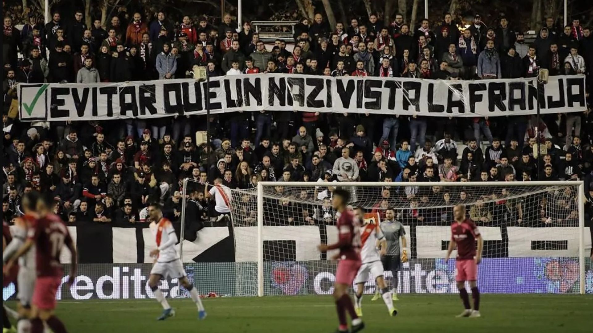 Pancarta de los aficionados del Rayo contra Zozulya