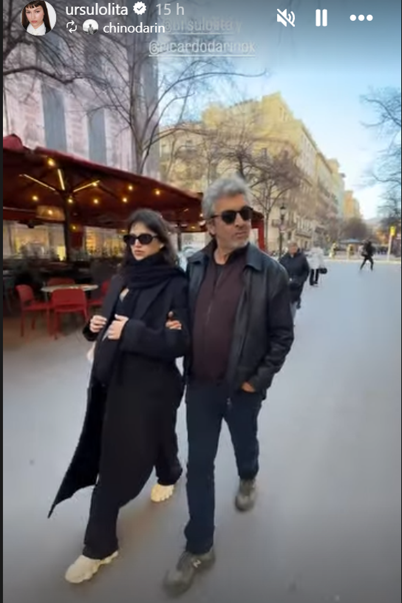 Úrsula Corberó con su suegro dando un paseo