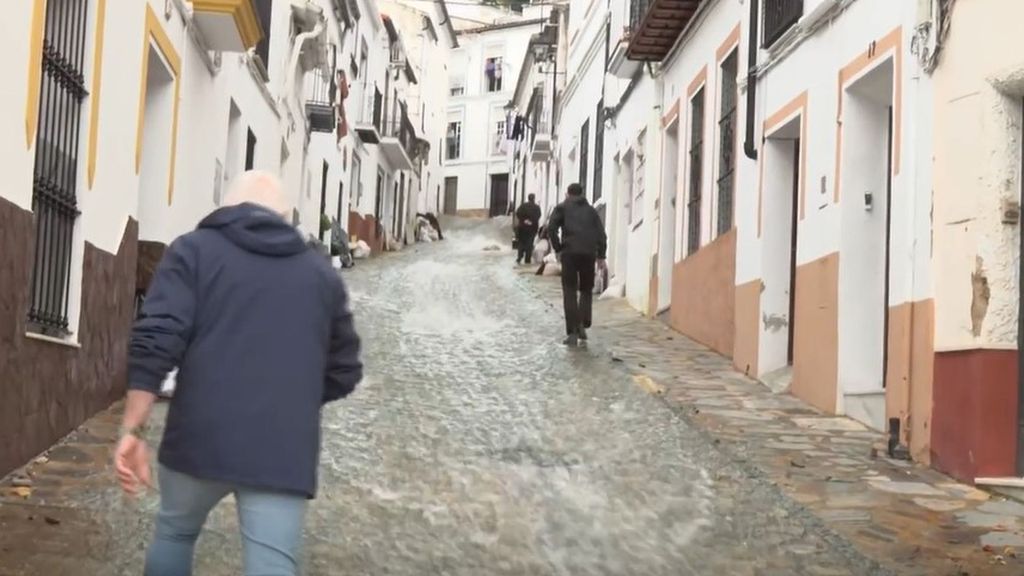 Varios vecinos de Ubrique, Cádiz, regresan a sus domicilios tras ser desalojados por el temporal