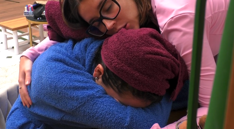 Anita Williams llora con Sandra Barrios