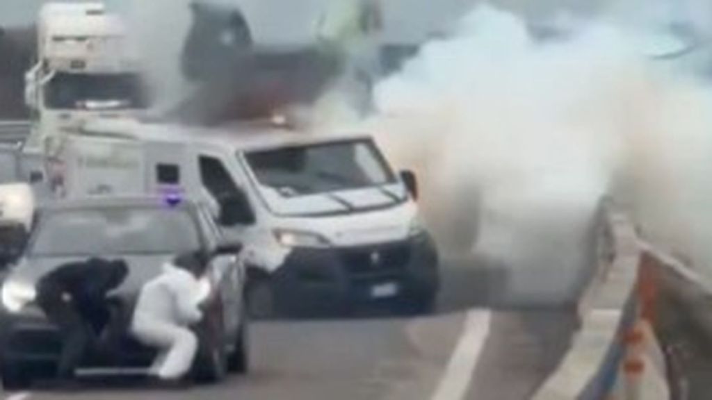 Atraco de película en una autopista del sur de Italia: un comando con armas de guerra asalta un furgón ante el terror de los conductores