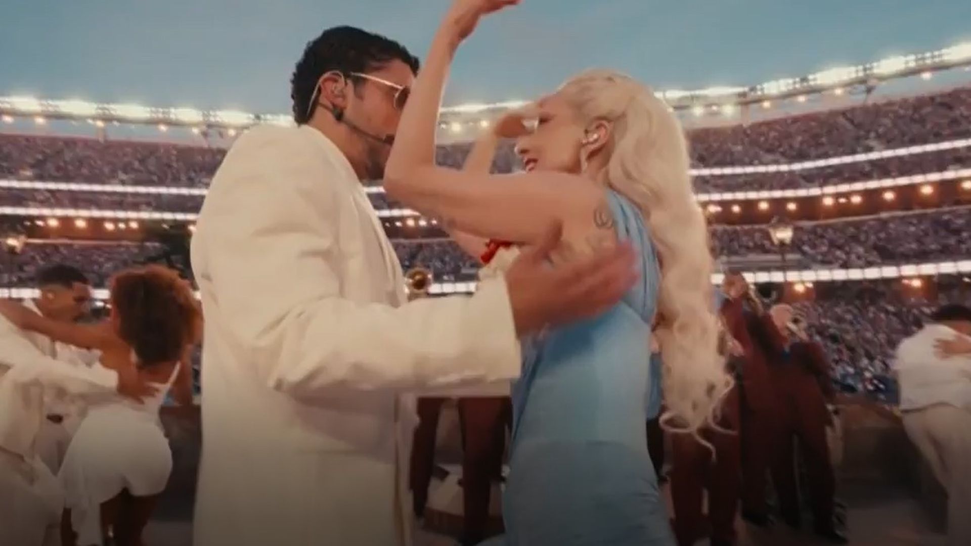 Bad Bunny rodeado de celebridades en la Superbowl