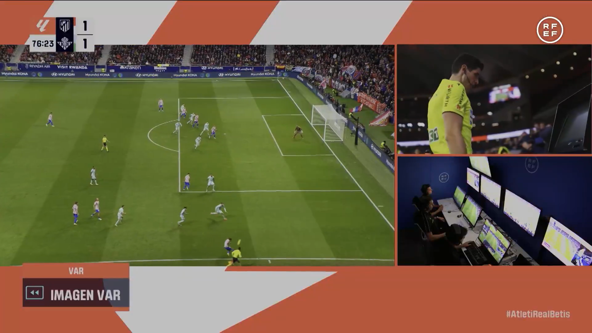 Busquets Ferrer revisa la jugada del fuera de juego de Griezmann