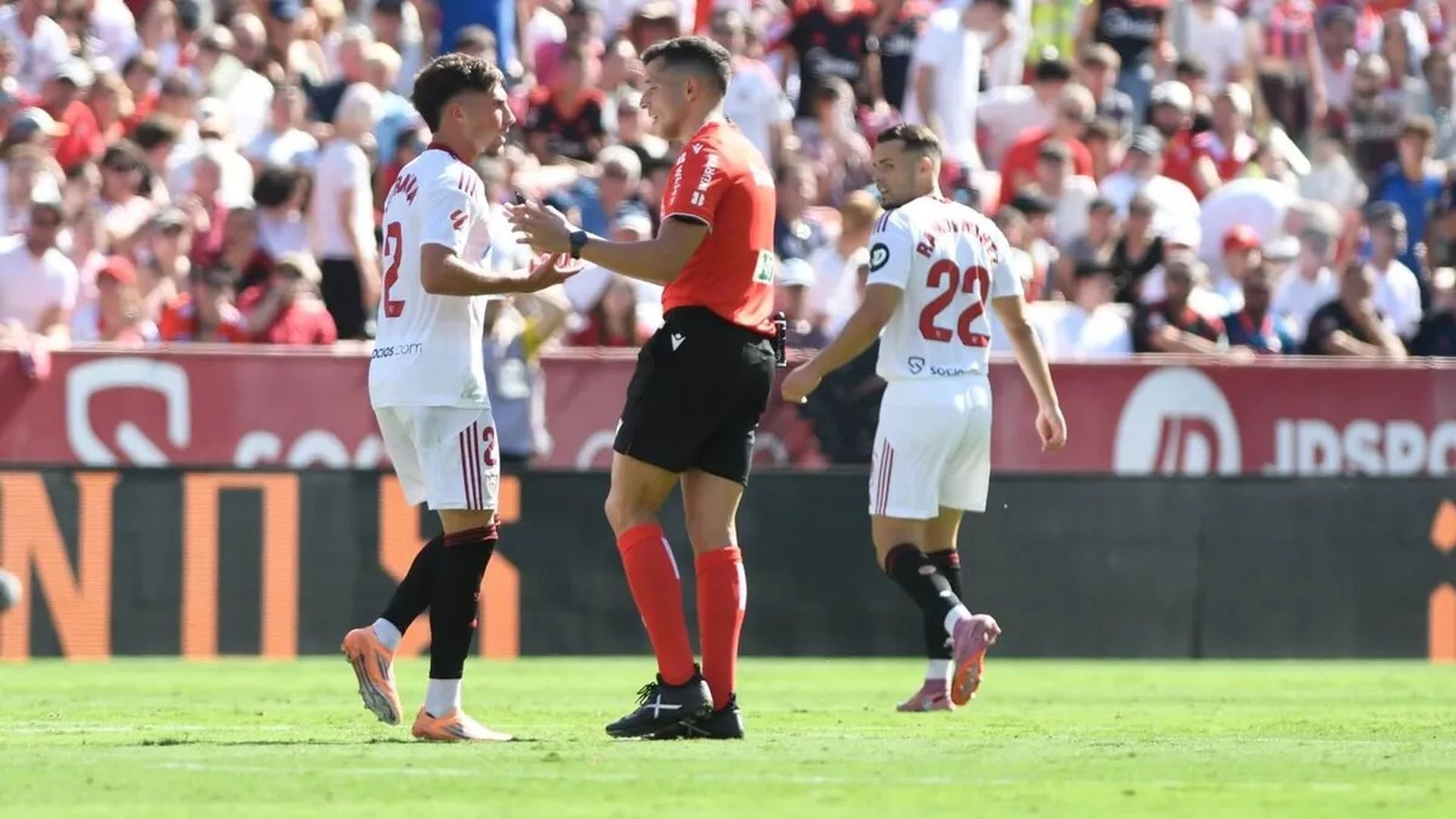 Carmona protesta a García Verdura en el Sevilla-Mallorca