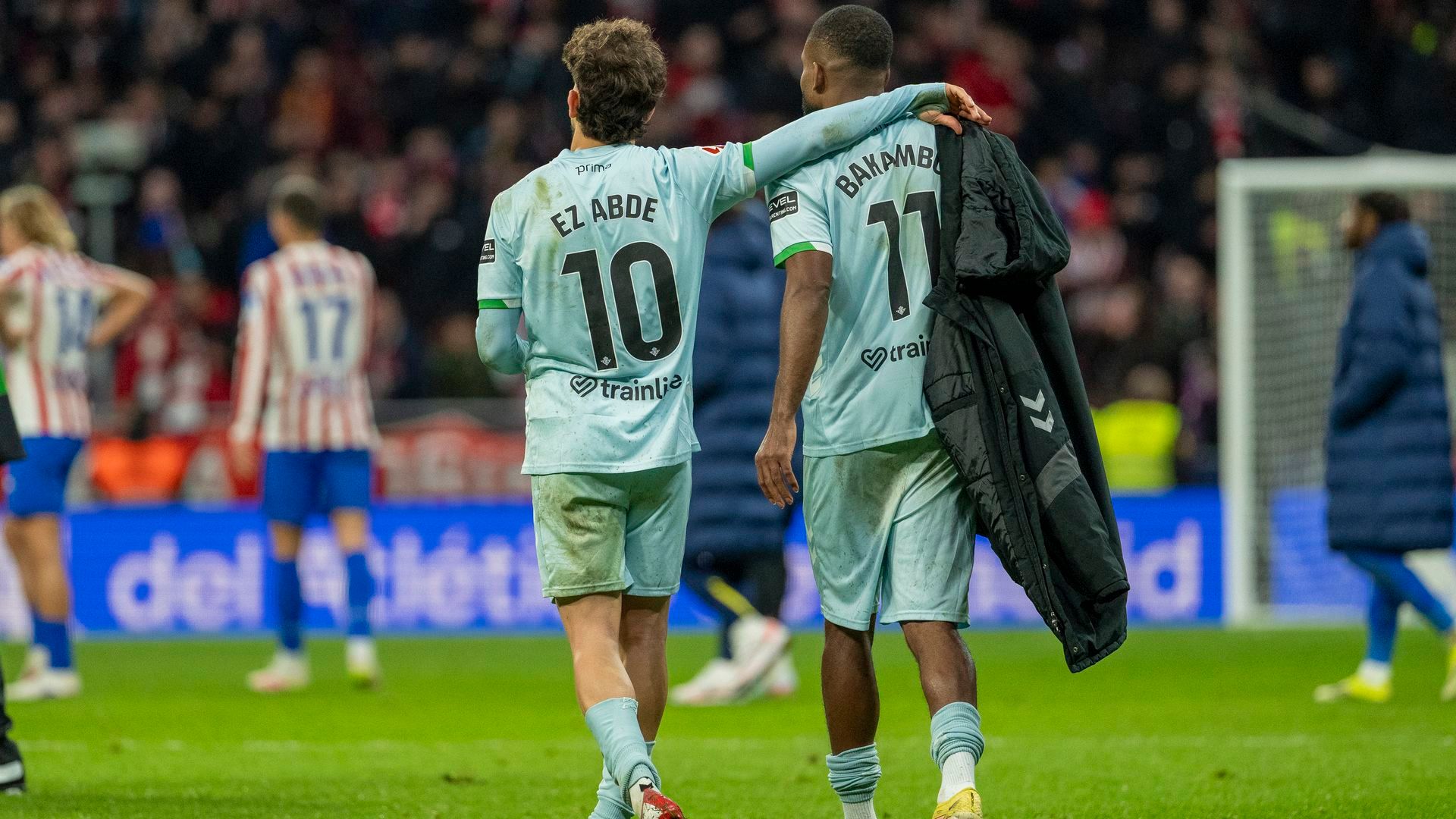 Cédric Bakambu y Abde se abrazan