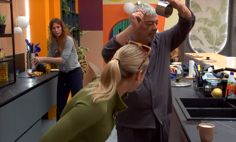 Cristina Piaget golpea el bote de cubiertos