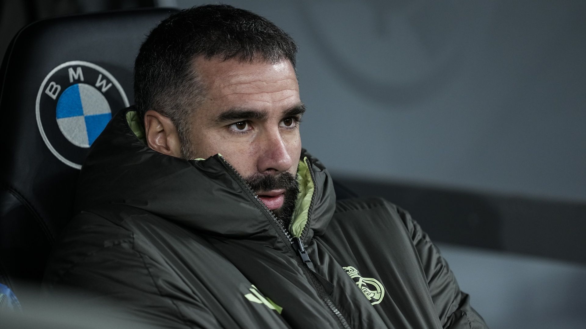 Dani Carvajal en el banquillo del Real Madrid