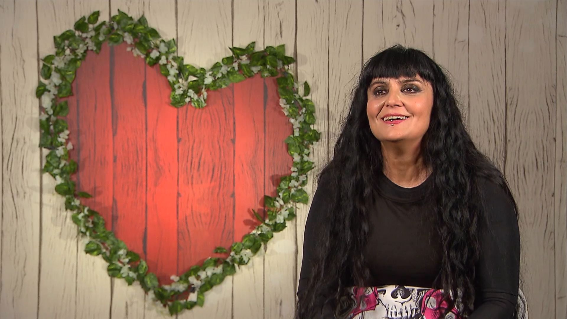 Un soltero motero revela a su cita en 'First Dates' qué batería de una famosa banda le regaló sus botas: "¡Qué fuerte!"