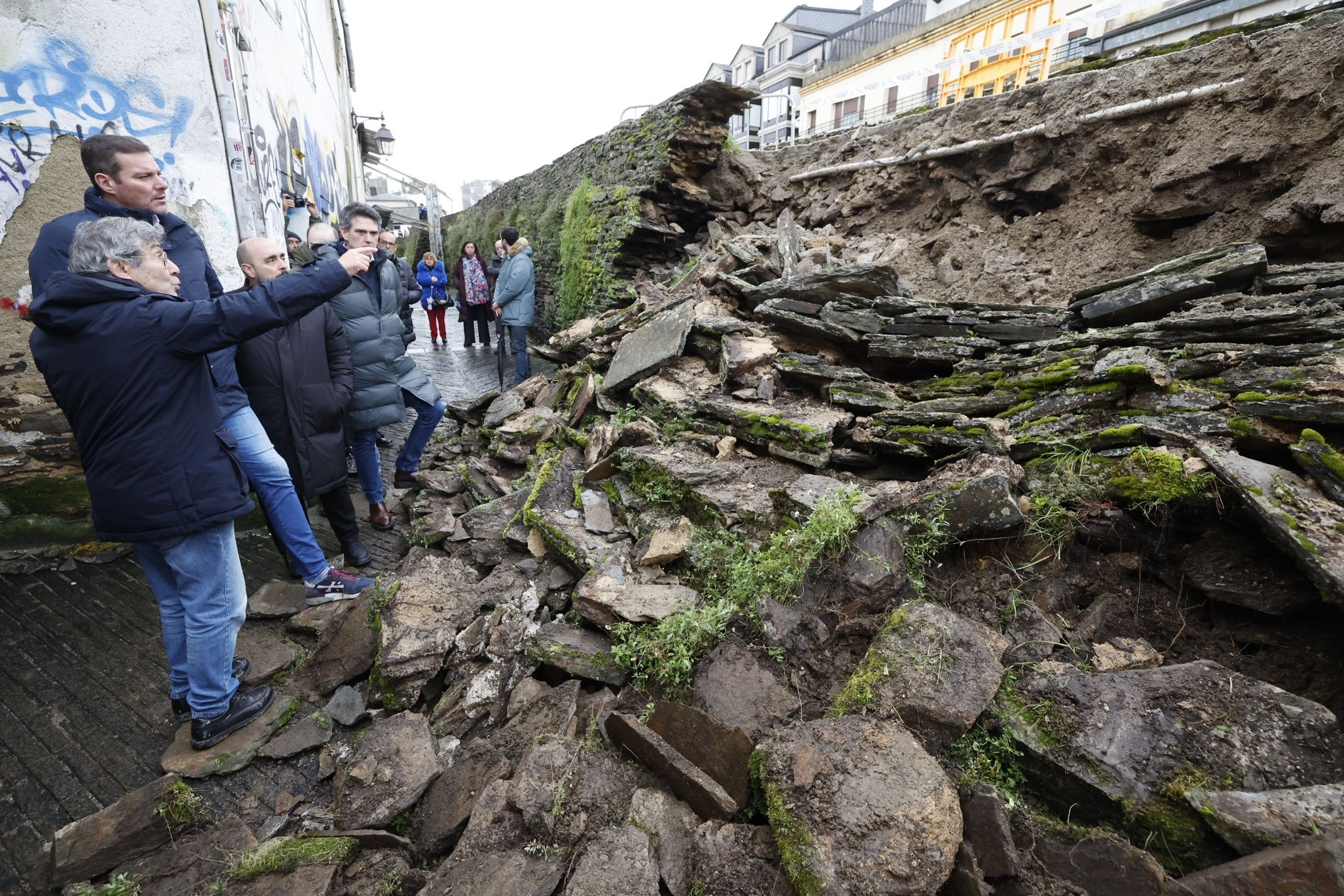 El Conselleiro de Cultura visitando el tramo afectado por el colapso, este pasado domingo