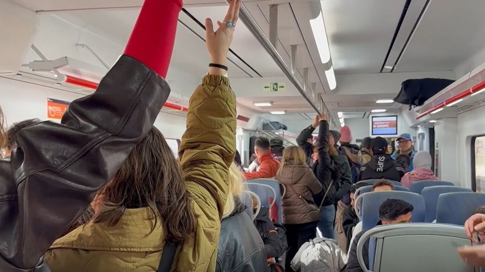 La huelga de trenes duplica el tiempo de los trayectos en los Cercanías de Madrid y Cataluña: Informativos Telecinco lo comprueba