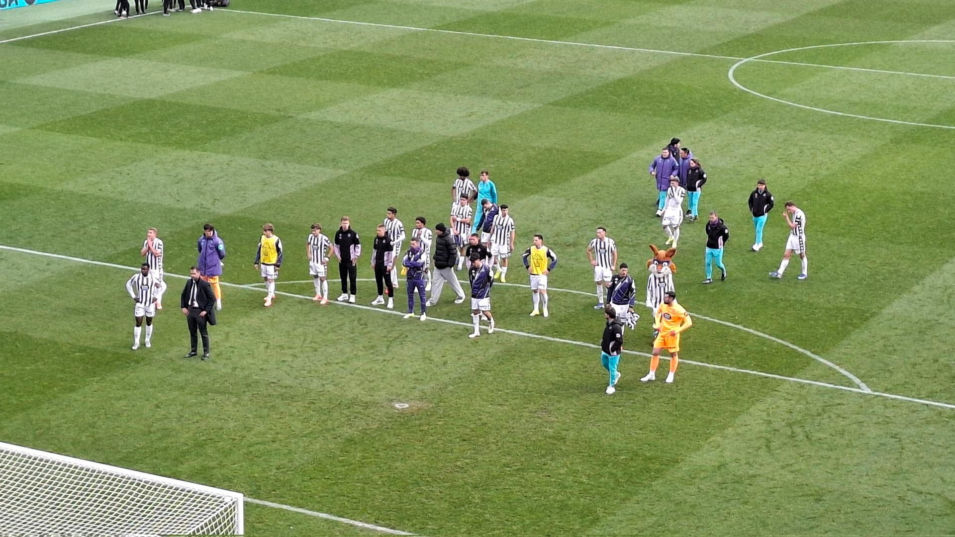 Gabriel Solares, junto a la plantilla, dando la cara ante la afición