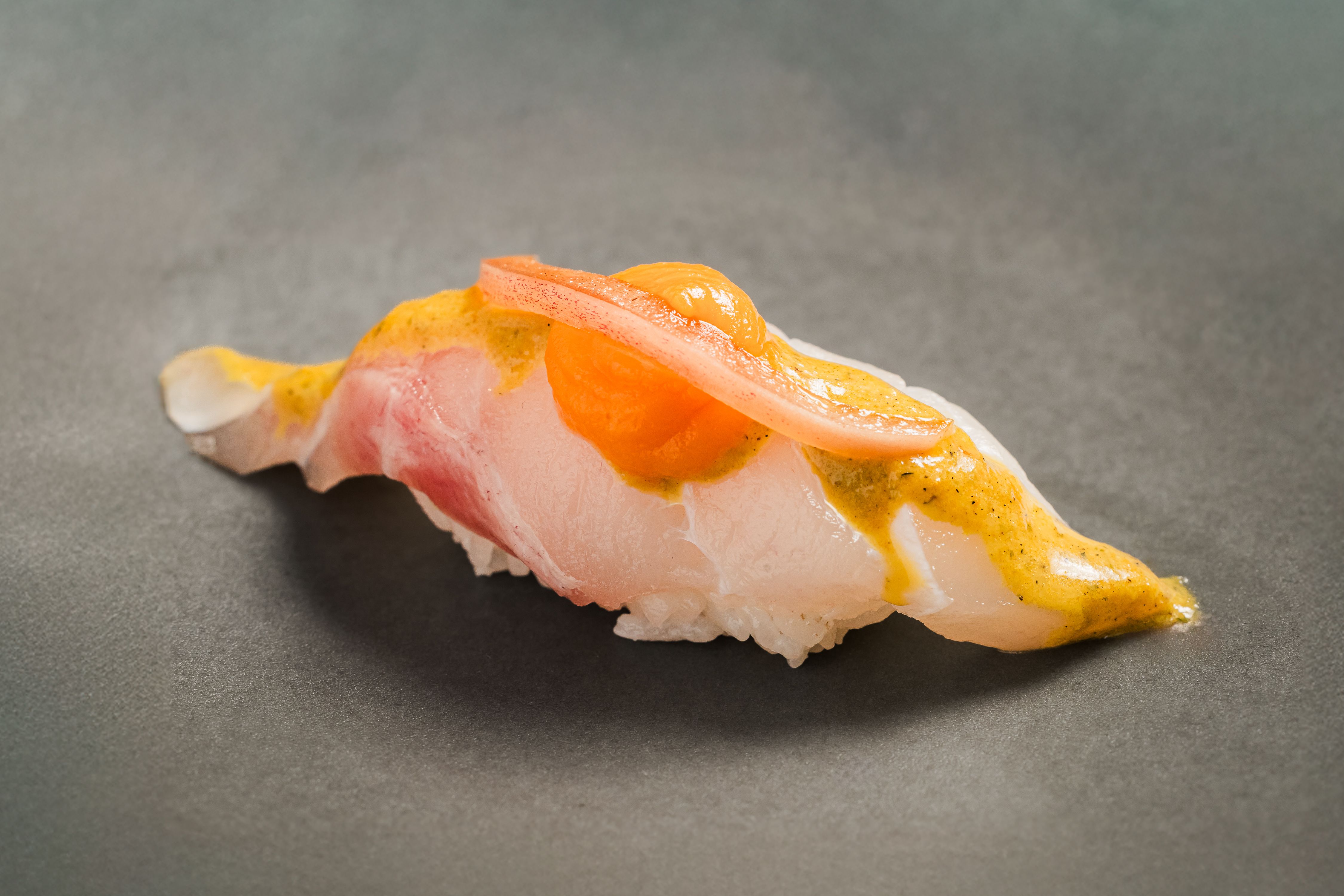 Nigiri de pargo, leche de tigre y puré de boniato