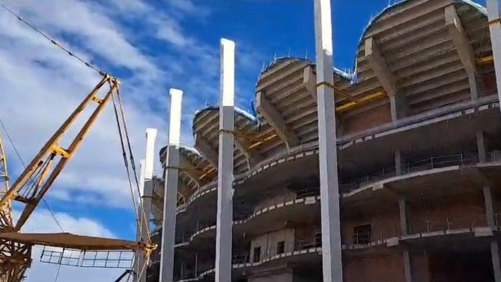 Instalación de la fachada del Nou Mestalla