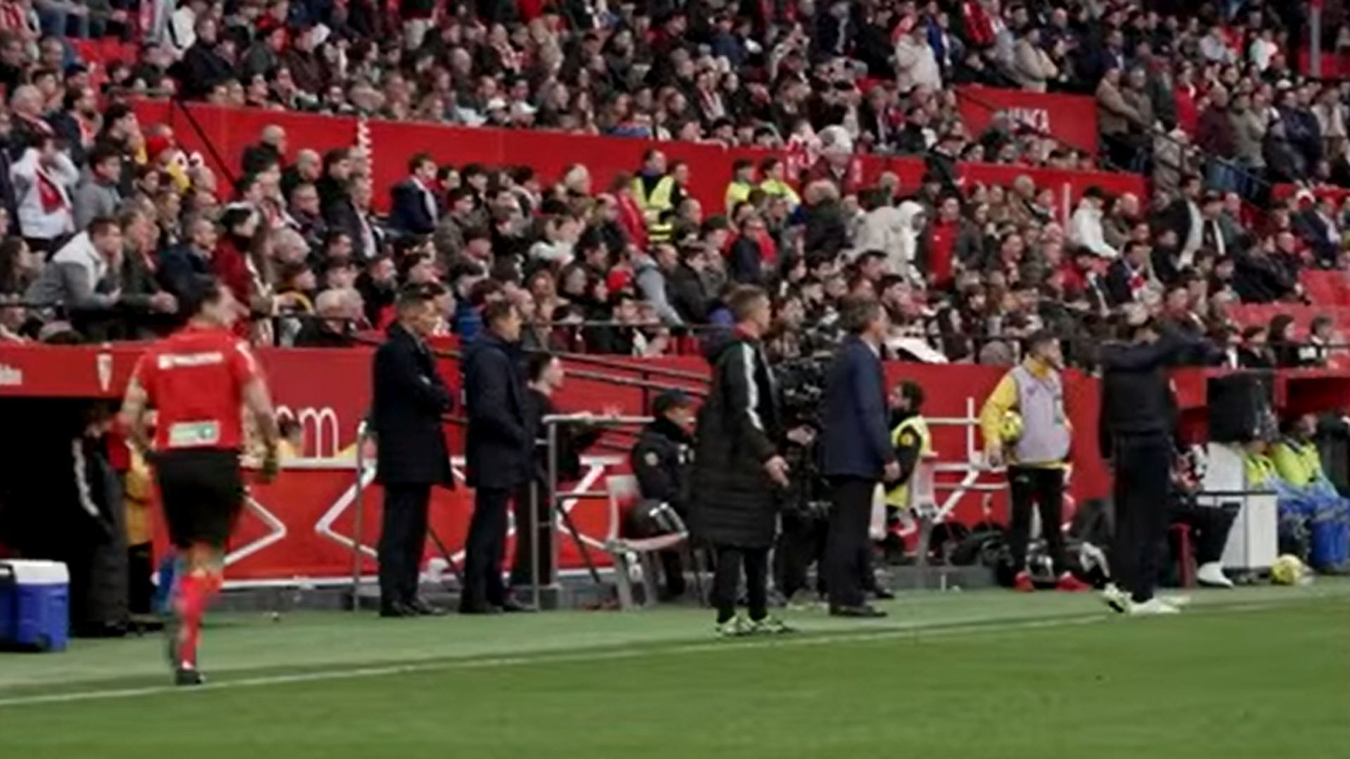 Instantes previos al penalti de Suazo ante el Girona.
