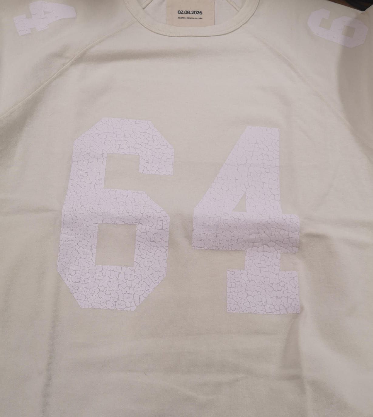 La camiseta con el 64 impreso que Bad Bunny regaló a todos los empleados de Zara