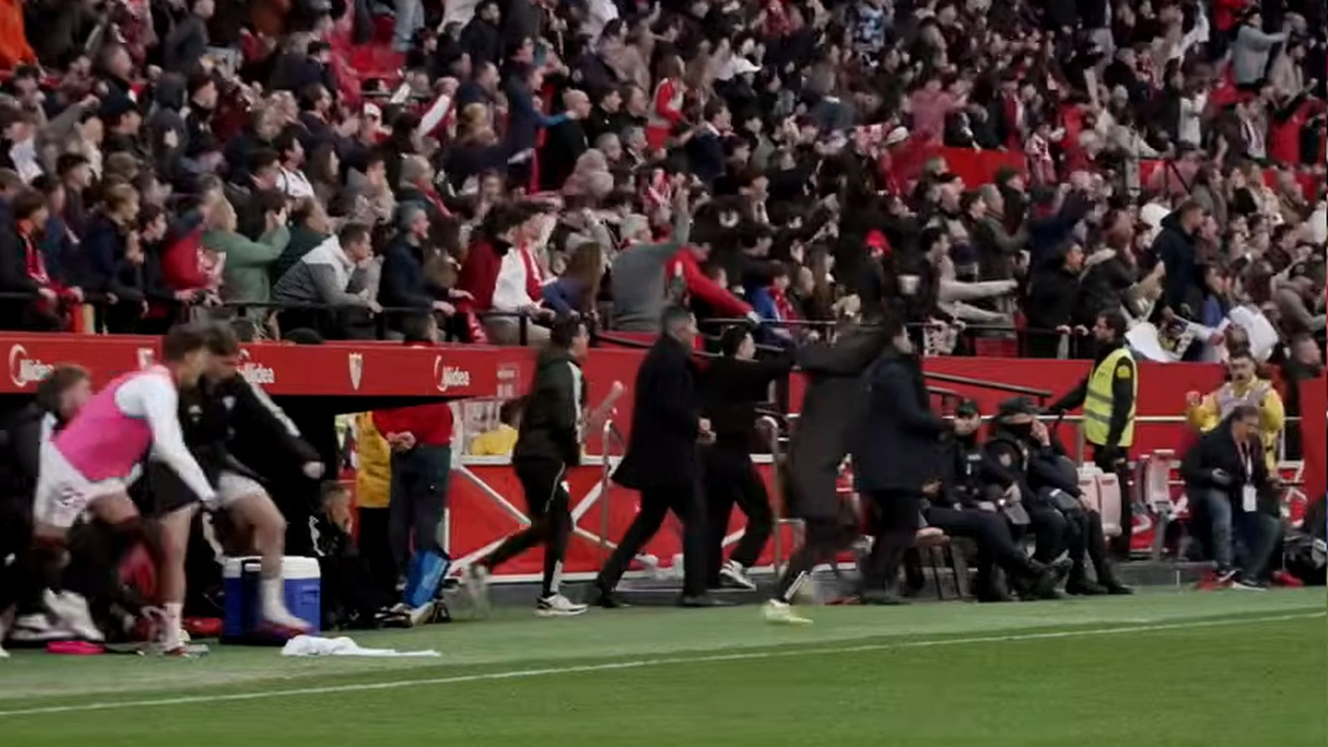 La celebración del banquillo tras el penalti de Vlachodimos.