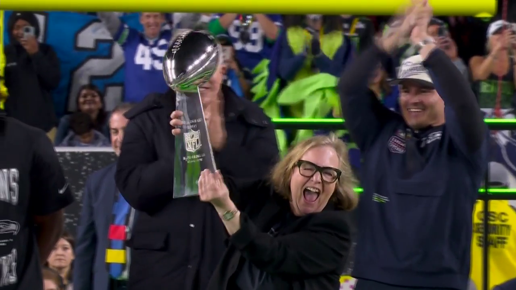 La entrega del trofeo de la Super Bowl 2026 a los Seattle Seahawks