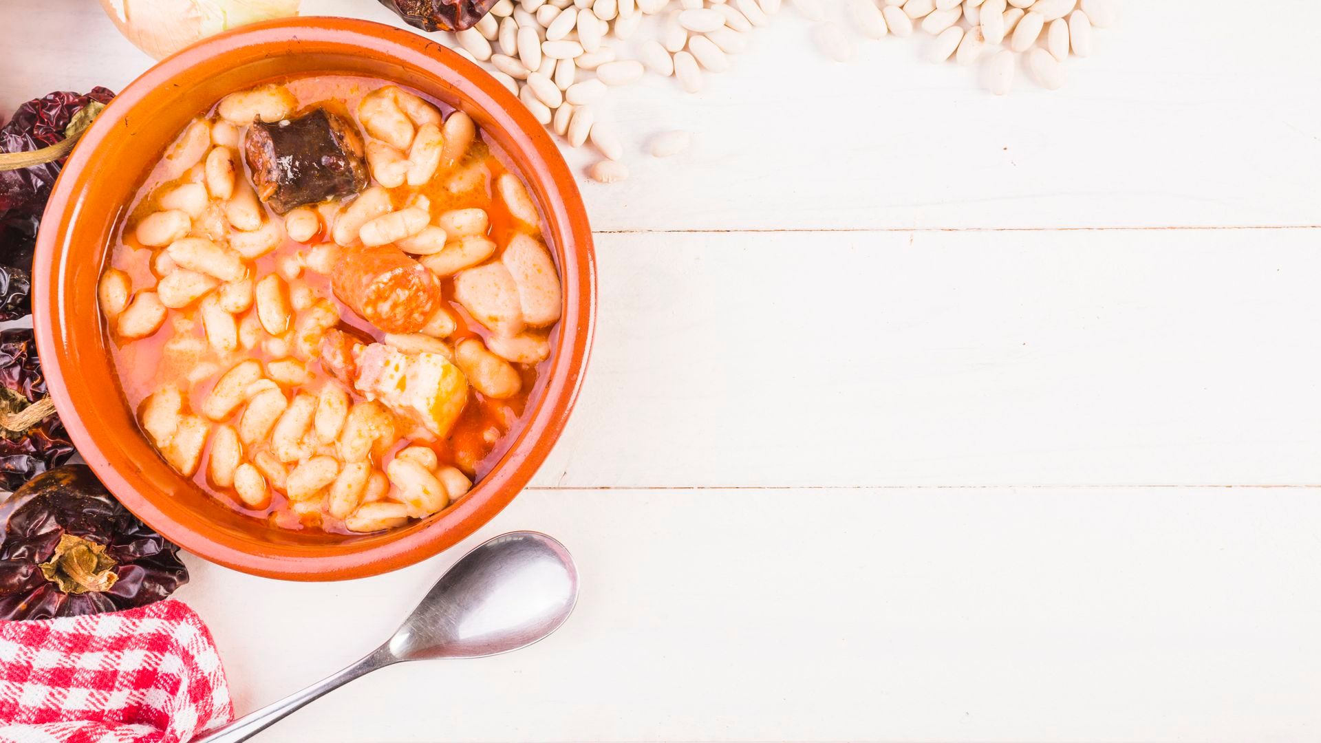 Las alubias blancas con chorizo son muy habituales en la gastronomía española. Las alubias blancas con chorizo son muy habituales en la gastronomía española.