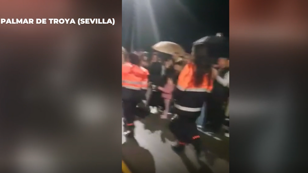 Los vecinos de El Palmar de Troya, en Sevilla, despiden entre aplausos a la UME tras su ayuda durante el temporal