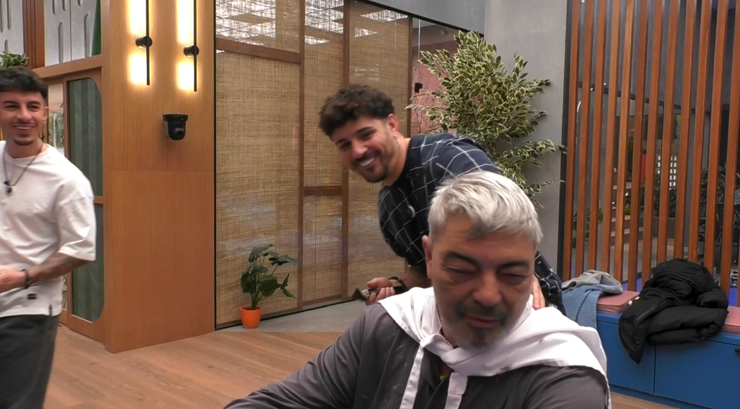 Manuel cortándole el pelo a Canales