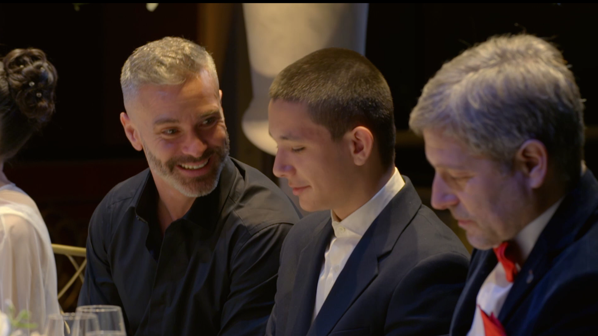 La conversación entre Milton y su hijo durante un convite marcado por las preguntas de los familiares