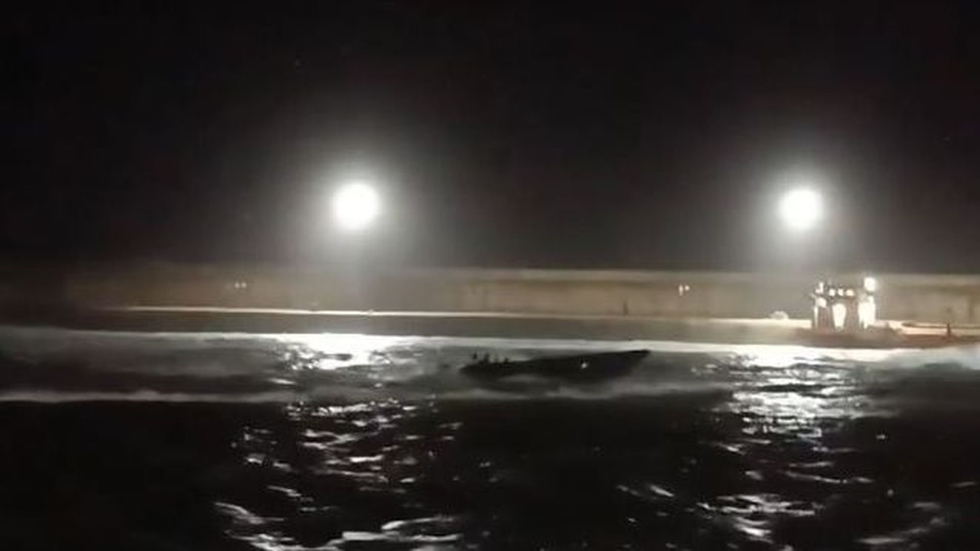 Mueren dos guardias civiles arrollados por una narcolancha en el puerto de Barbate