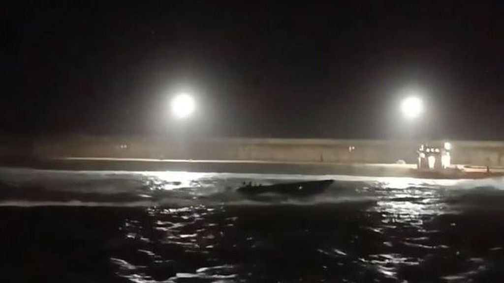 Mueren dos guardias civiles arrollados por una narcolancha en el puerto de Barbate