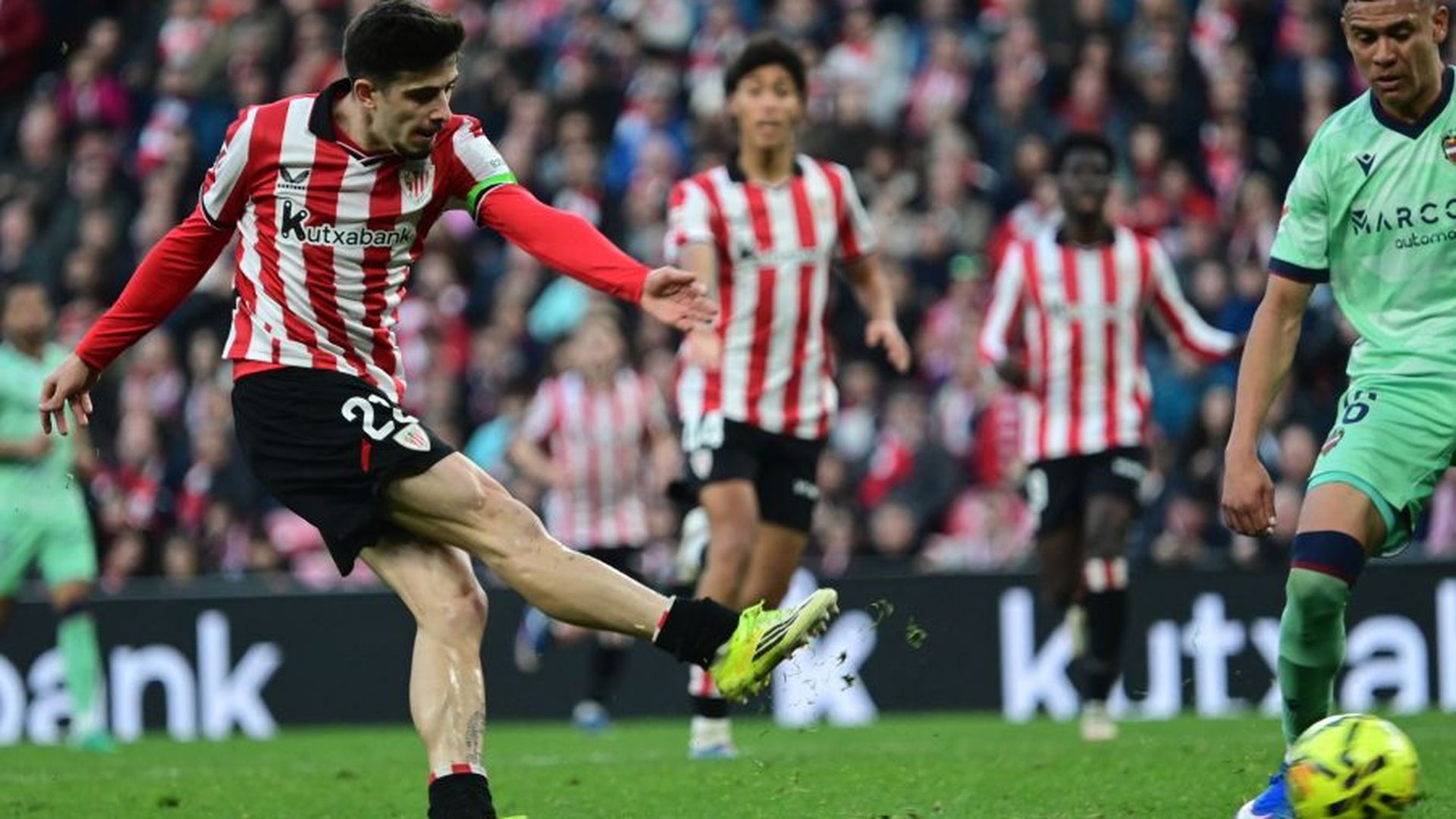 Nico Serrano, dispara a gol durante el Athletic Club - Levante UD