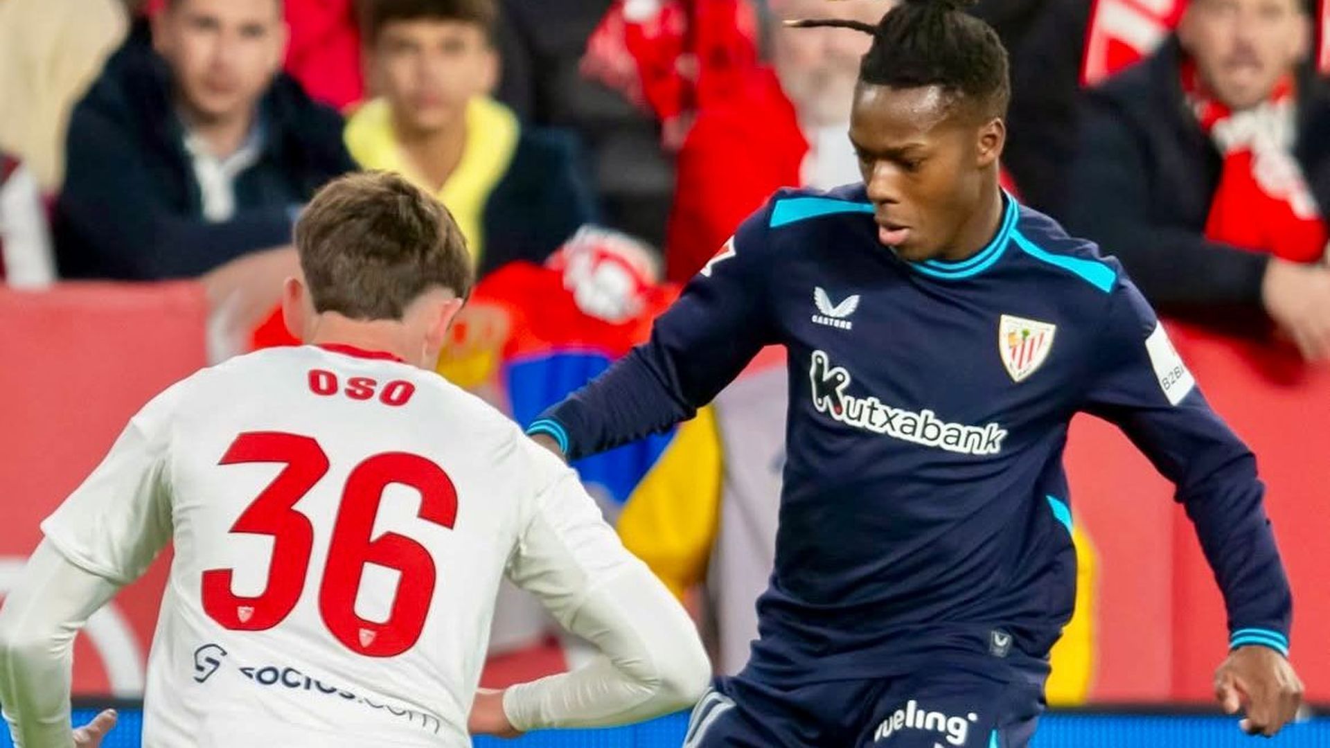 Nico Williams encara a Oso en Sevilla