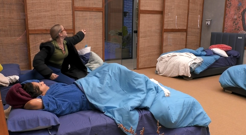 Raquel Salazar y Gloria González gritan desde las camas