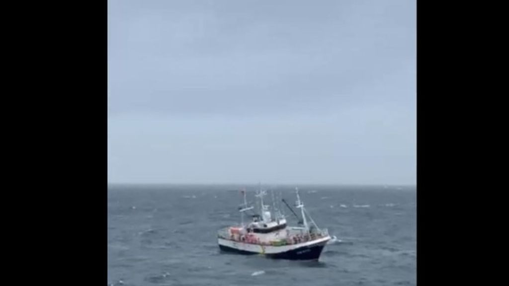 Rescatados los siete tripulantes de un buque que quedó a la deriva frente a la costa de A Coruña