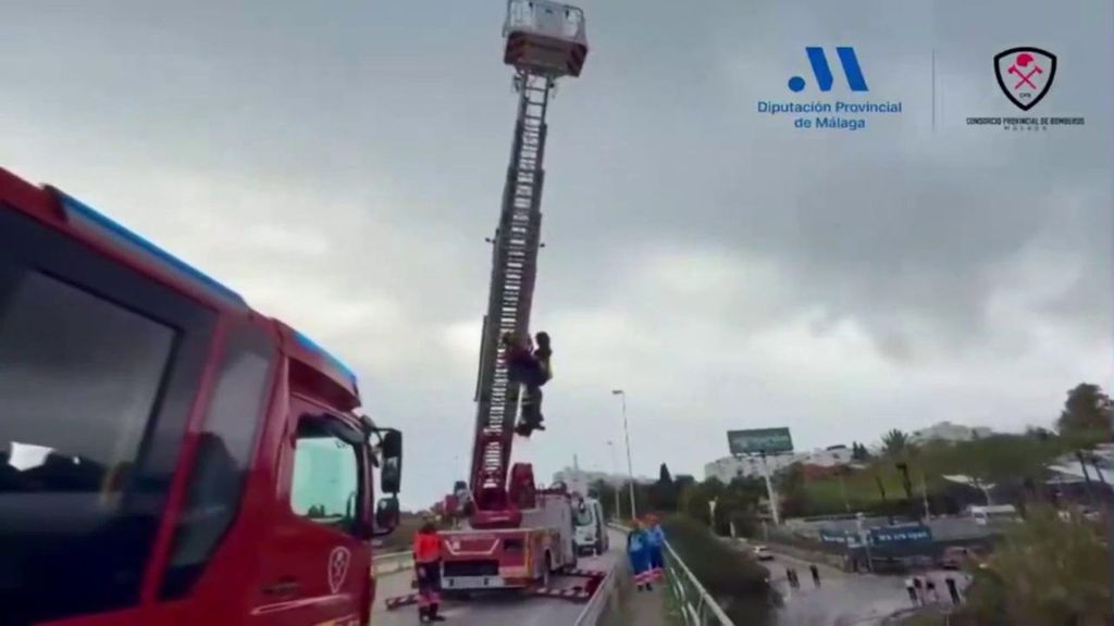 Rescatan a una conductora atrapada en un coche al cruzar un río en Estepona, en Málaga