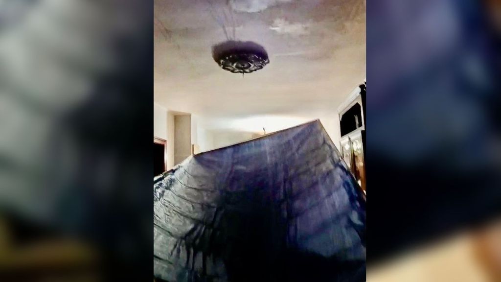 Una abuela y su nieto viven con un toldo en el salón por las filtraciones causadas por el temporal en Algeciras