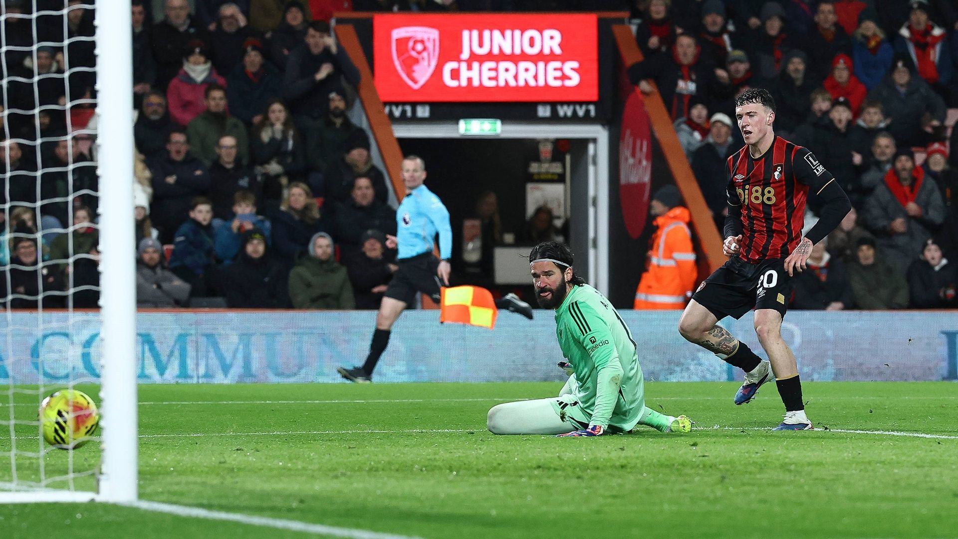 Álex Jiménez marca un gol con el Bournemouth