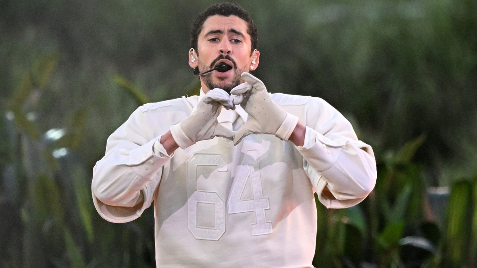 Bad Bunny hace el gesto del corazón durante el Halftime Show de la Super Bowl 2026