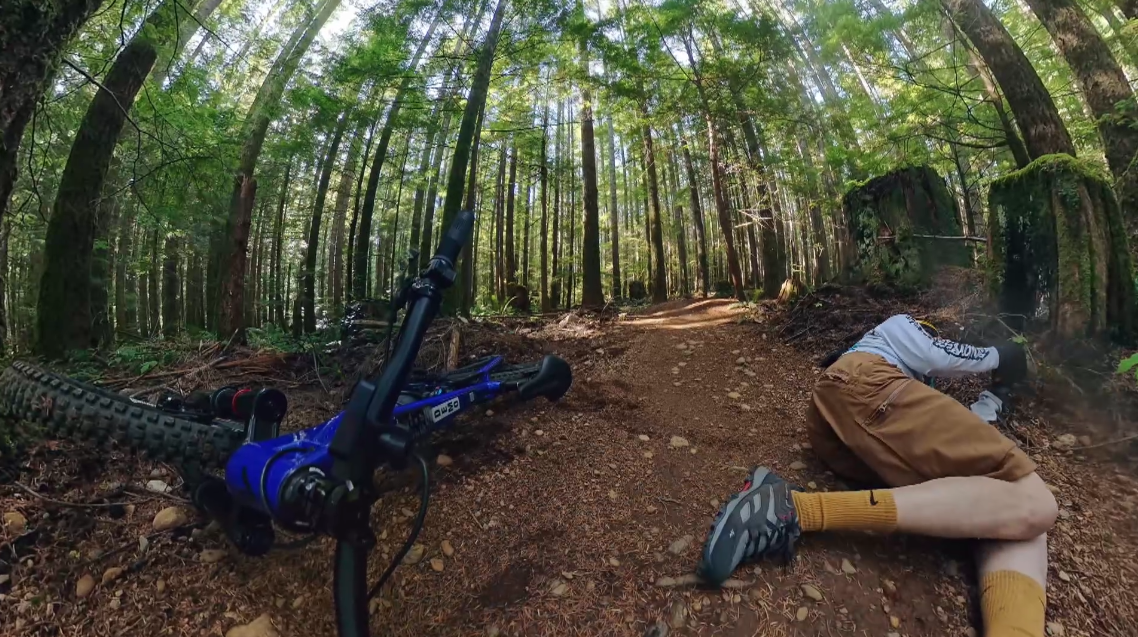 Las imágenes de la aparatosa caída de Jesús Calleja con la bicicleta que le lleva al hospital: “Tengo el hueso al aire”