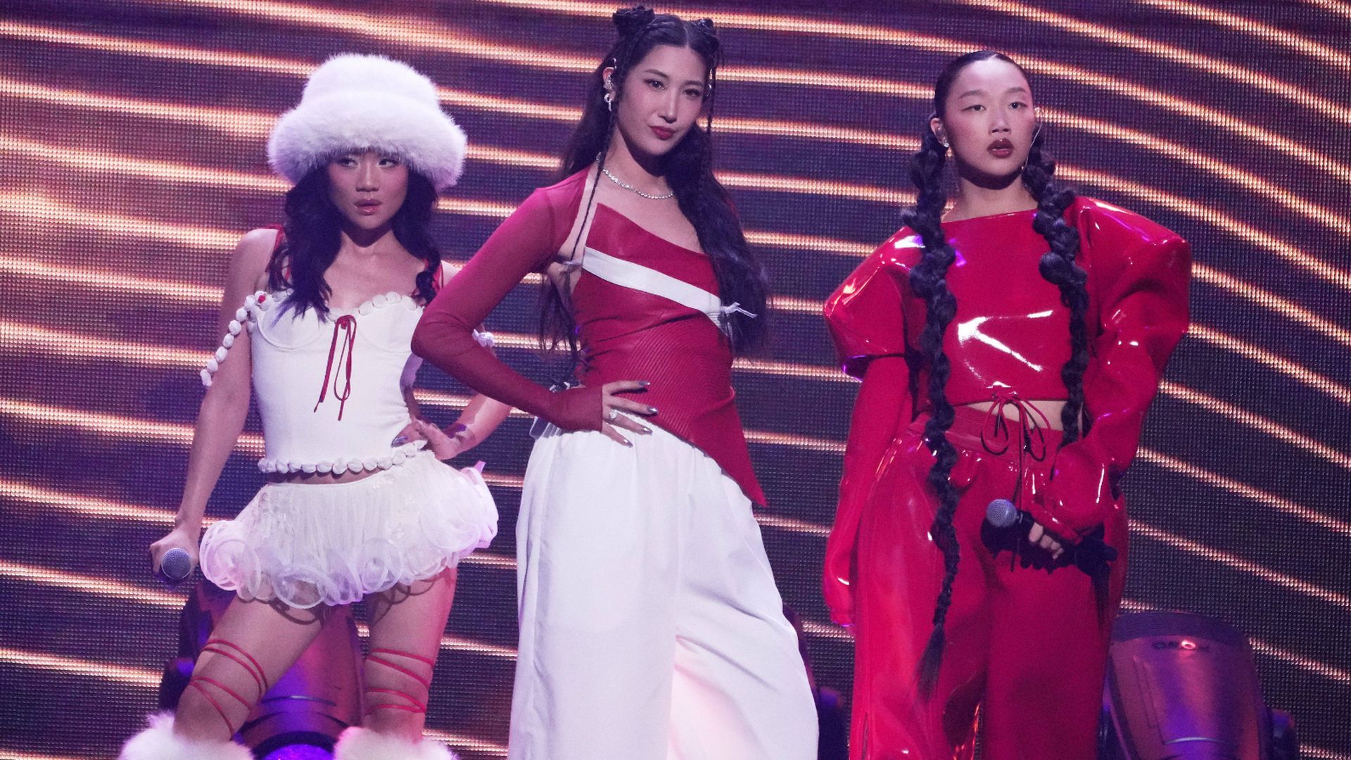 Cantantes K-pop sobre un escenario