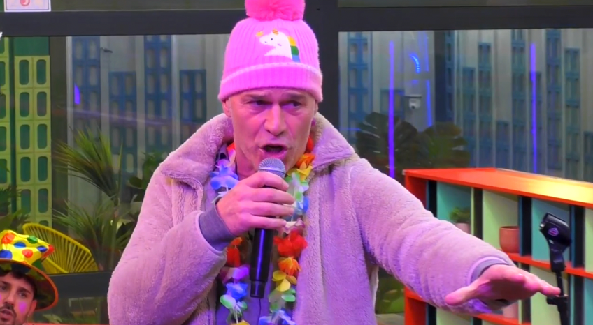 Carlos cantando en el karaoke