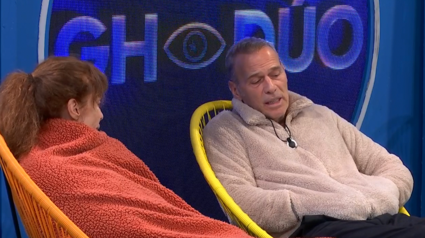 Carlos hablando con Cristina de su hija