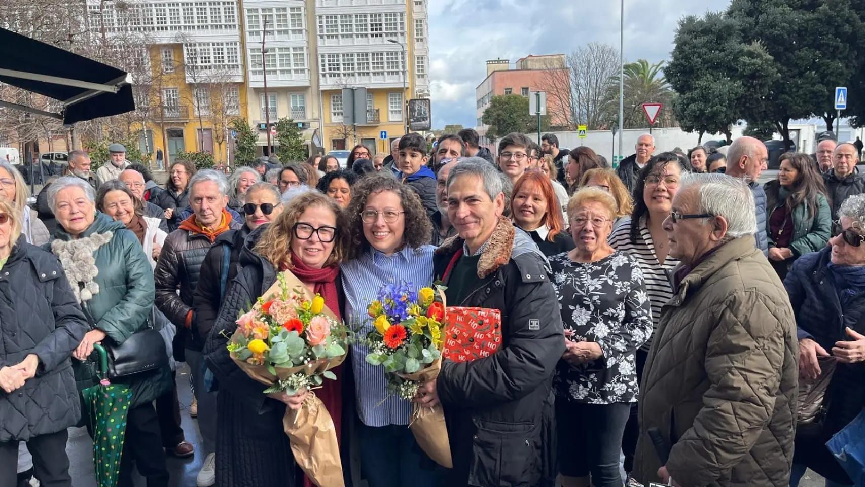 Carmen y Pedro acompañados de Nathalie, que seguirá trabajando en la farmacia, y rodeados de sus clientes y amigos
