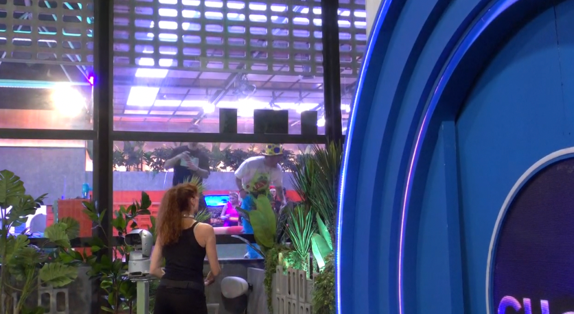 Cristina tirando los tres huevos fuera de la casa