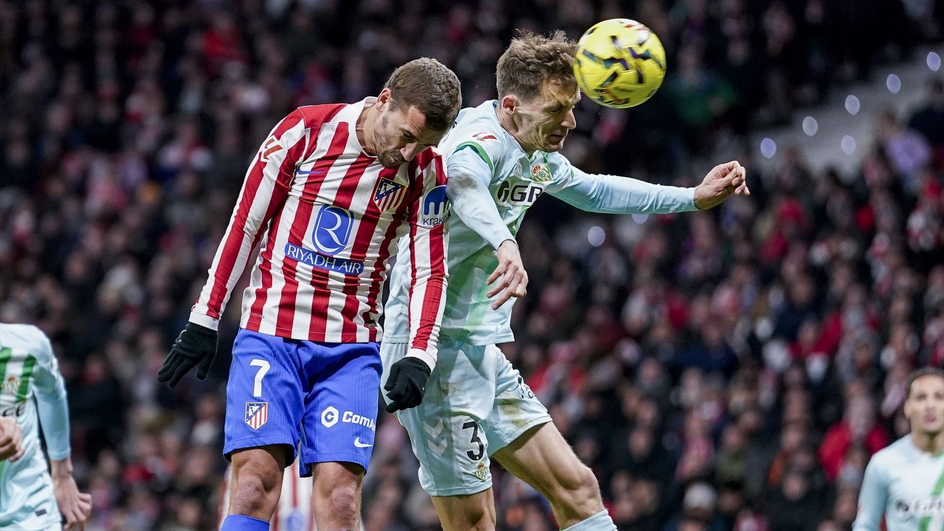 Diego Llorente, ante Griezmann, en el Atlético-Betis