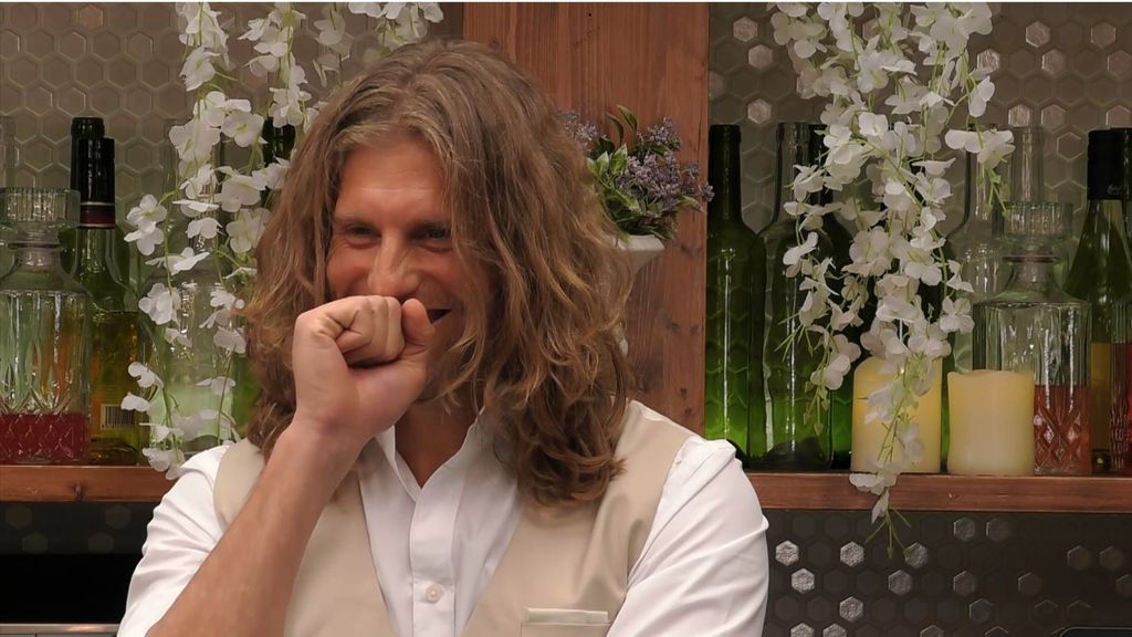 Matías no puede contener la risa al escuchar a Carlos Sobera decir el nombre de un soltero de origen chino en 'First Dates': "No te he llamado Sin chan"