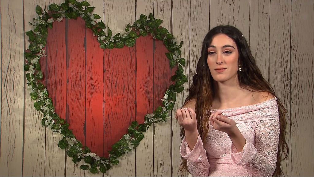 Una soltera revela en 'First Dates' la inesperada utilidad que le da a sus largas uñas: "Se puede hacer de todo"