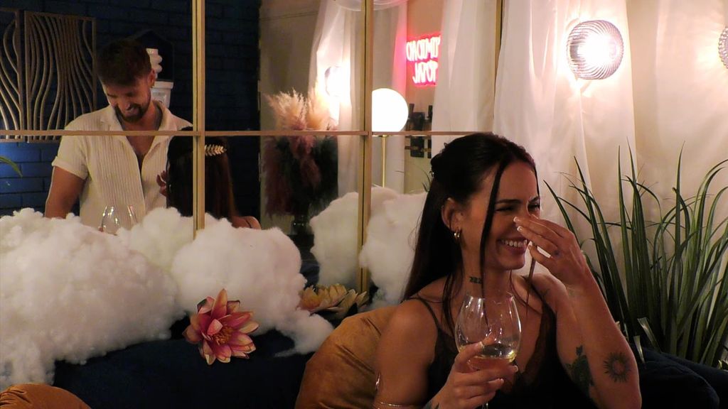 Una soltera se queda "en blanco" con el atrevido striptease de su cita en 'First Dates': "¿Te estás riendo de mí o te ha gustado?"