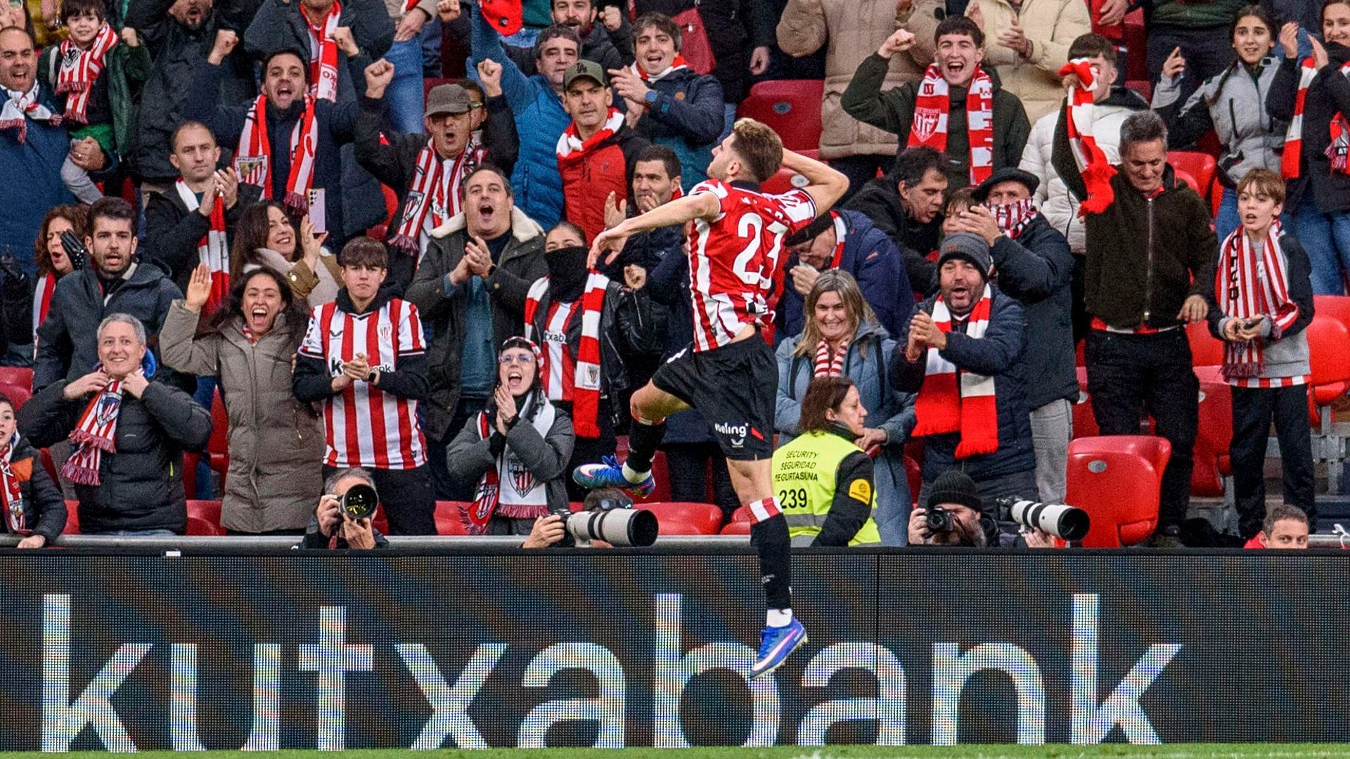 Gol y salto de Robert Navarro en San Mamés ante el Levante UD