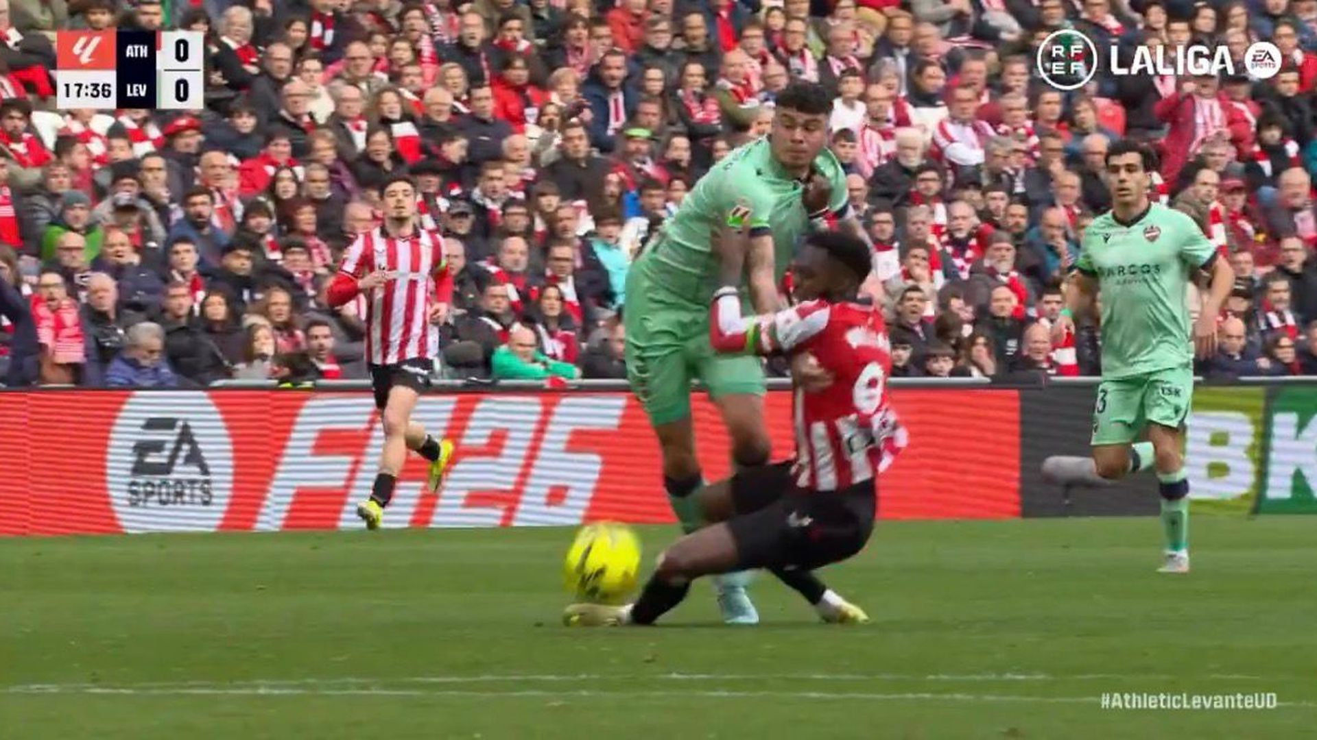 Iñaki Williams cae ante Alan Matturro