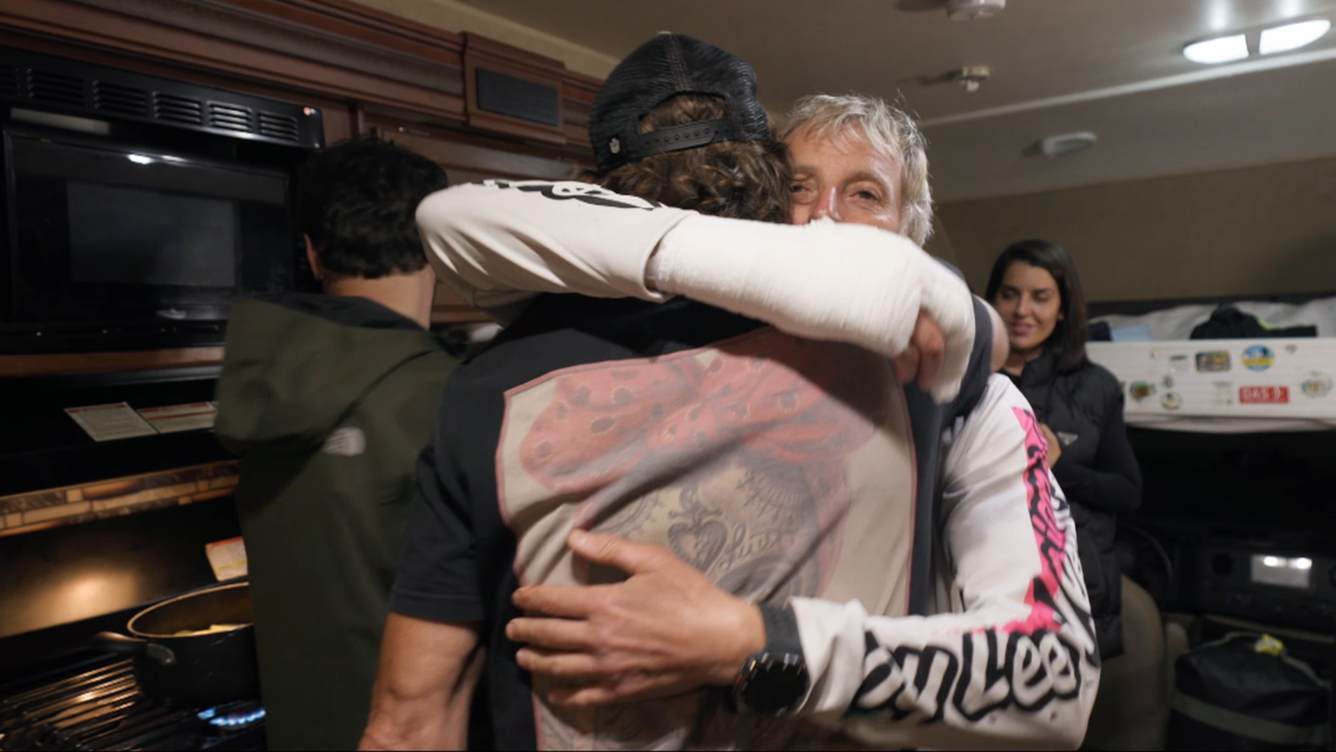 Jesús Calleja se incorpora con sus invitados en la caravana y explica su primer diagnostico