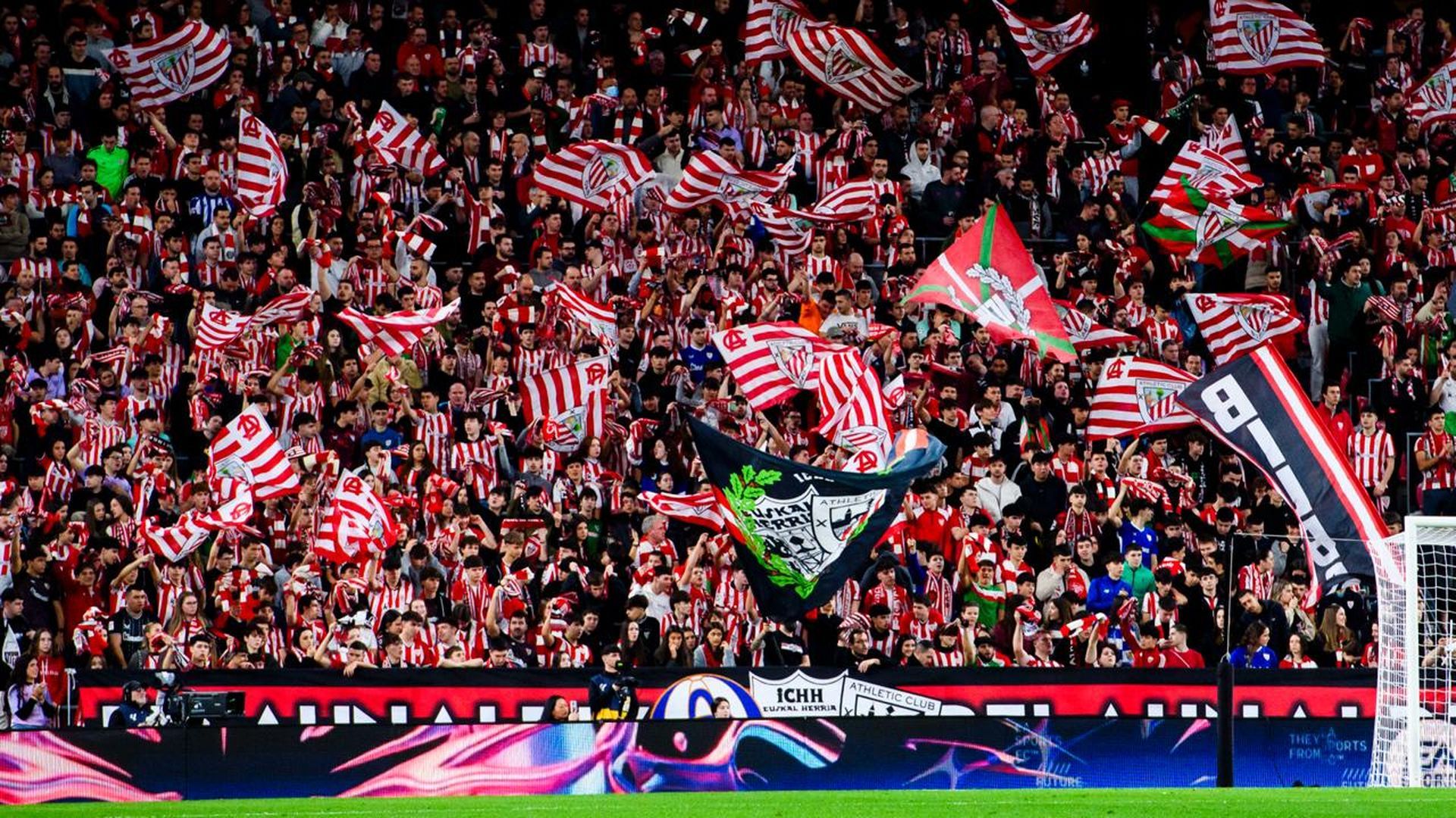 La afición rojiblanca anima en el derbi vasco de San Mamés